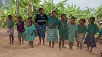 Die Kinder der Batwa tanzen